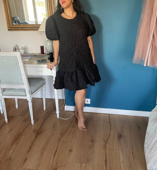 ROBE NOIRE MANCHES BOUFFANTES